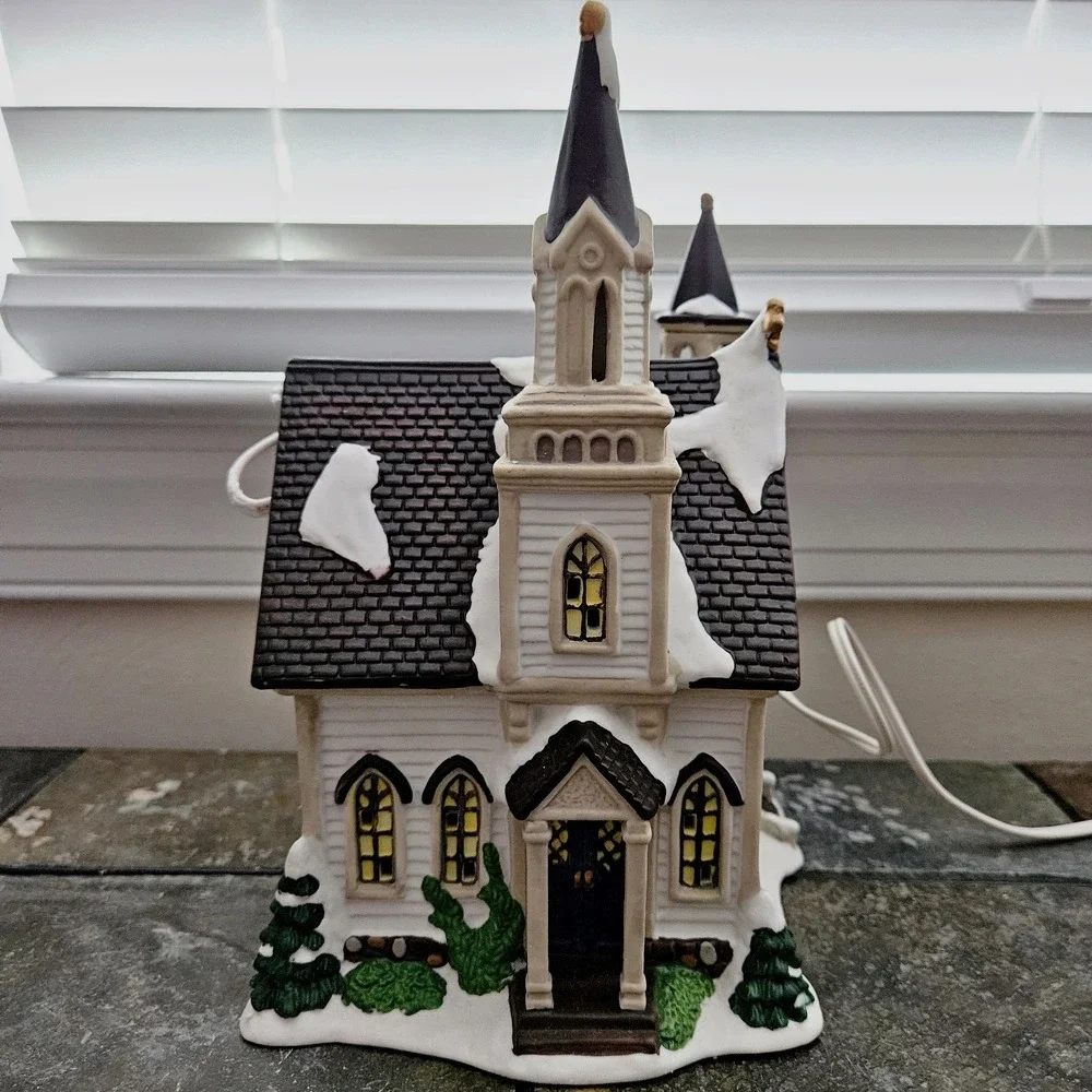 Carole Towne Owen Chapel 2002 •Lighted Church w/ Cord • Lemax Manufactured • Box